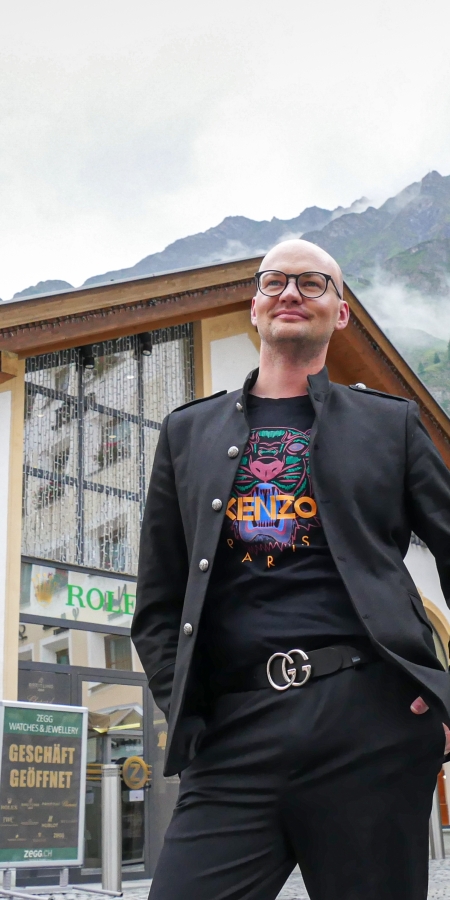 Mathias Leipold in Samnaun mit dem Piz Ot im Hintergrund Mathias Leipold in Samnaun mit dem Piz Ot im Hintergrund
