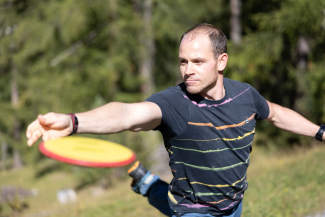 Alex Heis beim Discgolfen Alex Heis beim Discgolfen