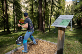 Alex Heis beim Discgolf-Abwurf Alex Heis beim Discgolf-Abwurf