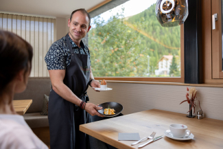 Alex Heis serviert das Frühstück Alex Heis serviert das Frühstück