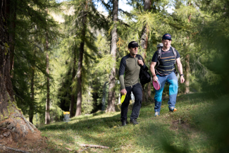 Alex Heis auf dem Discgolf-Parcours mit Patrick Heis Alex Heis auf dem Discgolf-Parcours mit Patrick Heis